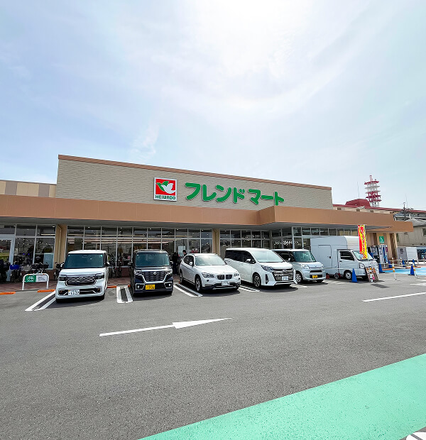 スーパーに併設の広々とした共有駐車場（77台）